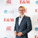 Michael Kellner, Parlamentarischer Staatssekretär beim Bundeswirtschaftsministerium, bei seiner Laudatio auf den "Energiemanager des Jahres", Gunar Hering, Vorstandsvorsitzender der Enertrag SE Quelle: E&M / Angela Regenbrecht