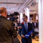 Der "Energiemanager des Jahres", Gunar Hering, vor der Kamera des Rundfunks Berlin-Brandenburg (RBB) Quelle: E&M / Angela Regenbrecht